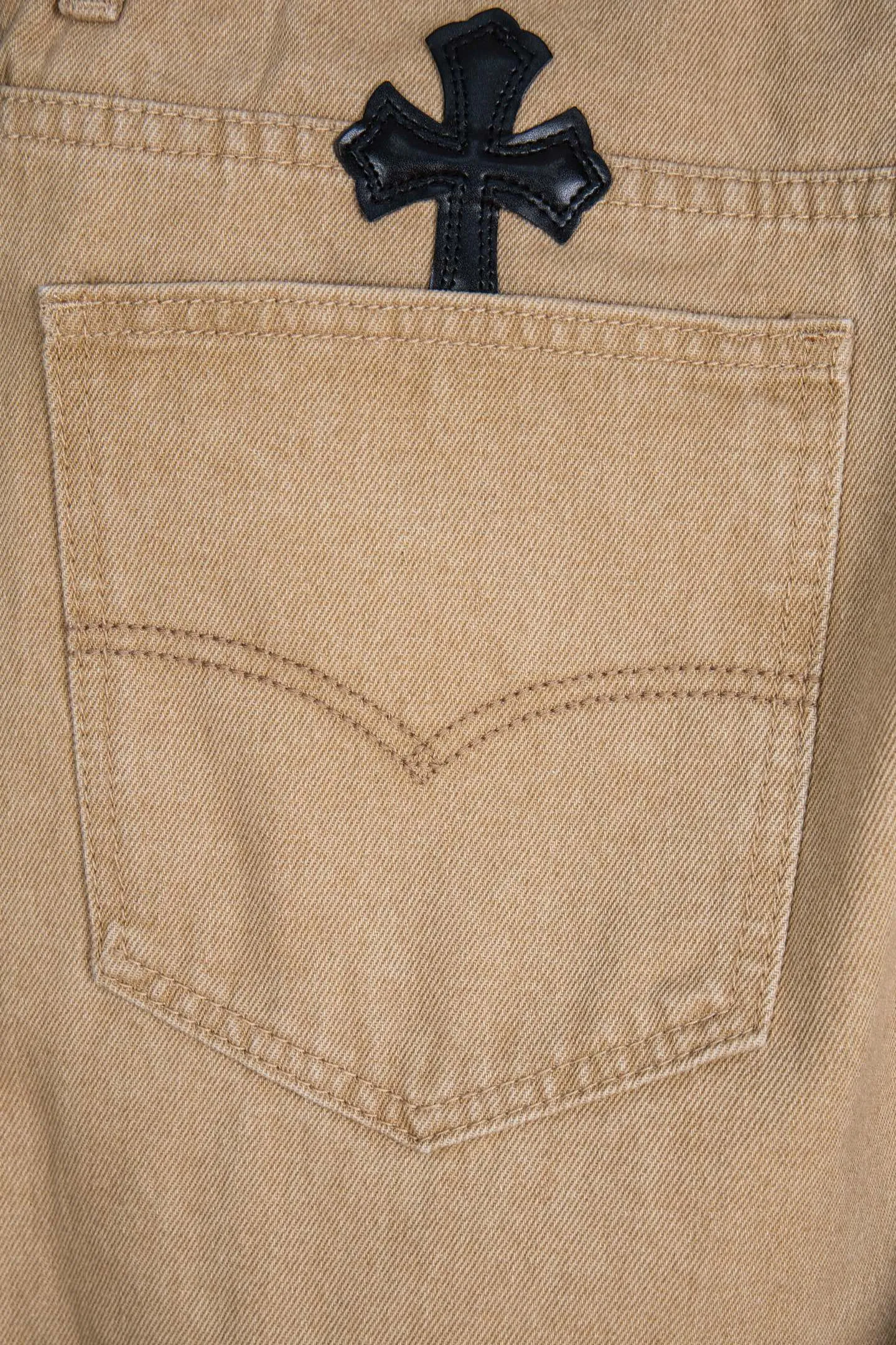 P260 top version CH Chromehearts Miami-limited black cross patch khaki jeans, counter price 34W level, patch cross pattern embellishment, washed jeans! ! An absolutely high-end luxury product, a 1.9W-level god-level single product, a super popular product, made by top heavy industry, a magic weapon that cannot be missed! [About Zangyin] This is an extremely luxurious fashion brand that can also be called the aristocracy of the high street. It has always been an exclusive brand for some hipsters or rich second generations. Compared with ordinary high streets, it is more luxurious and noble. Compared with luxury brands, it is more fashionable and individual. It has always been a brand that I have a special liking for. [Top heavy industry fashion design] Consistently high-street luxury style. Speaking of this style, the Zangyin family and GU family are definitely the leading representative brands. Especially the Zangyin family has really achieved a state-of-the-art effect in creating high-street style. The unique washed material is used to create this style. The color system is already quite eye-catching. After it is decorated with patchwork cross flowers, it cleverly highlights the charm of the brand. Secondly, this style uses classic The high-waist cutting design highlights the long legs and fashionable temperament of the upper body. The brand is highly recognizable and the slim fit configuration is more suitable for daily wear. It is a product that interprets personality, fashion, and specifications at a glance. This single product is enough to make any fan excited. It can be a white T-shirt for a youthful college style, or a tight suspender for a royal style. It has strong matching ability and can be easily controlled by men.  [Materials and craftsmanship] Needless to say, this point goes without saying. As an excellent craftsman brand, Zangyin’s requirements for details and craftsmanship are really perfect. The washed color of this model has gone through so many processes, not to mention the embellishment of denim appliques. It is also purely hand-made and sewn. Just like what they believe in, only hand-made things have soul and have the meaning of wear. A top-notch heavy-duty fashionable denim item, I look forward to your perfect interpretation! !  Color: Khaki Size: 28-34